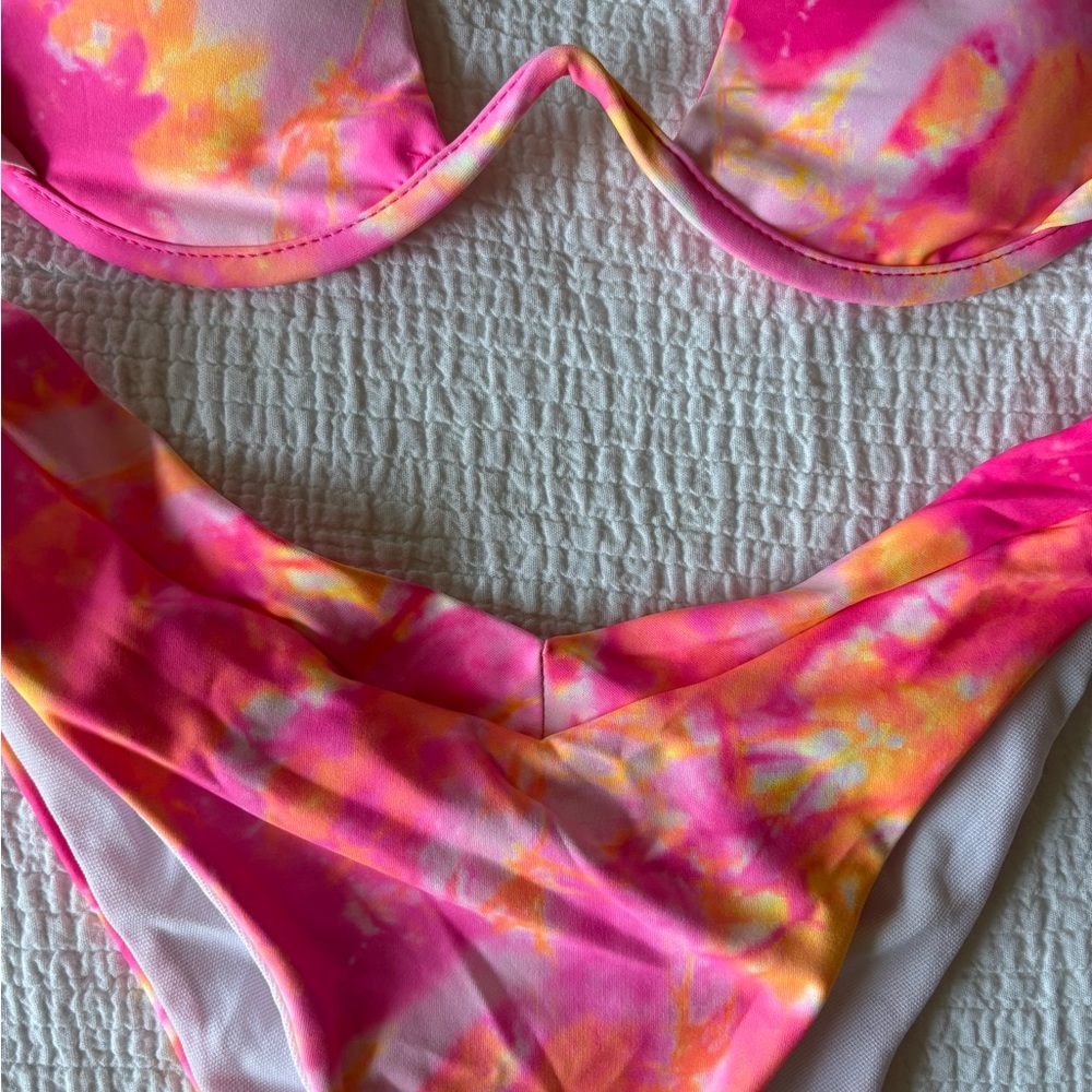 Bikini - Picture 2 of 3